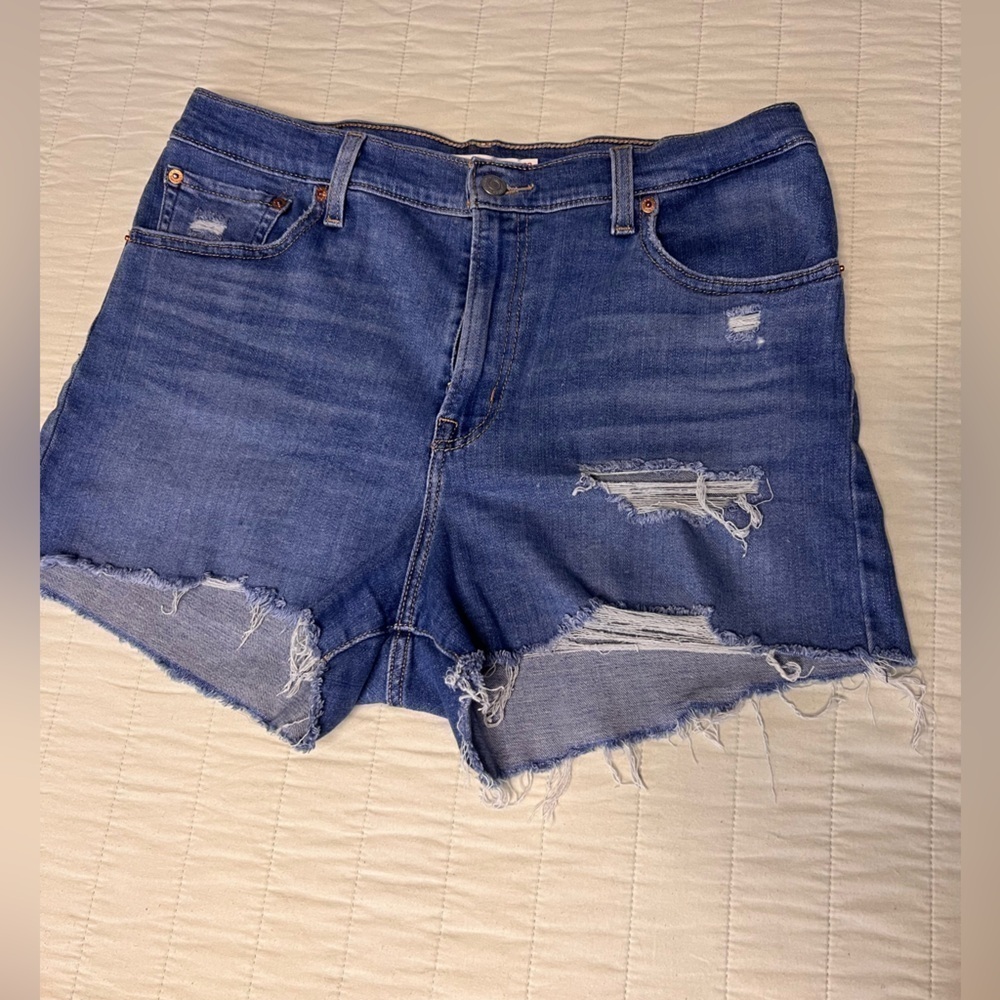 Women’s distressed Levi’s high rise denim shorts size 32 - Picture 8 of 8